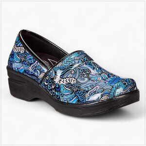 Easy Works by Easy Street Lyndee Blue Pop Patent Clogs NEW NIB 12W 12